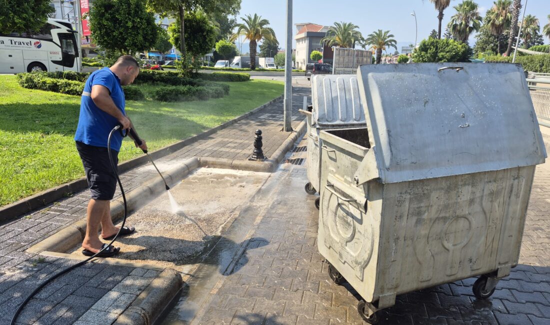 Marmaris Belediyesi temizlik ekipleri, sıcaklık nedeniyle oluşabilecek kötü kokular ve