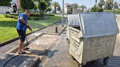 Marmaris Belediyesi temizlik ekipleri, sıcaklık nedeniyle oluşabilecek kötü kokular ve