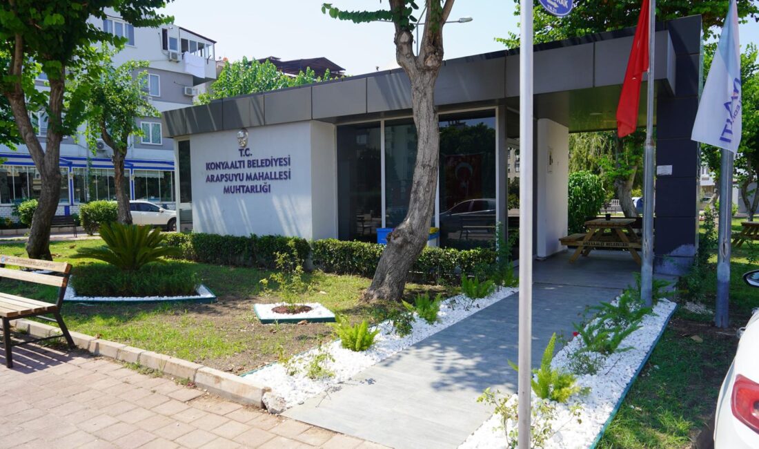 Konyaaltı Belediyesi, ilçede bulunan muhtarlık binalarının etrafında çiçeklendirme çalışması yapıyor.