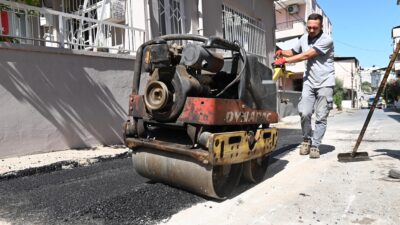 Karabağlar Belediyesi Fen İşleri Müdürlüğü’ne bağlı asfaltlama ekipleri, vatandaşların ve