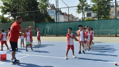 Kepez Belediyesi’nin  düzenlediği Yaz Spor Okulları, çocukların ve gençlerin yoğun