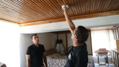 Kırsaldaki Çınarlar’a Duman Dedektörü Muğla Büyükşehir Belediyesi, kırsalda yaşayan yaşlı, engelli ve hareket kabiliyeti