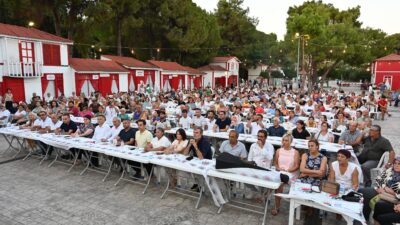 Kepez Alevi Bektaşi Kültür Derneği’nin düzenlediği Aşure etkinliğine katılan Kepez