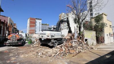 Konak Belediyesi, güvenlik riski taşıyan ve görüntü kirliliğe neden olan