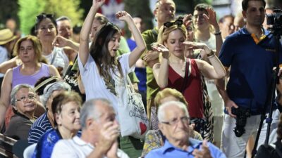 Yazın coşkusunu müzikle buluşturan Konak Yaz Konserleri, Fuat Göztepe Parkı’nda