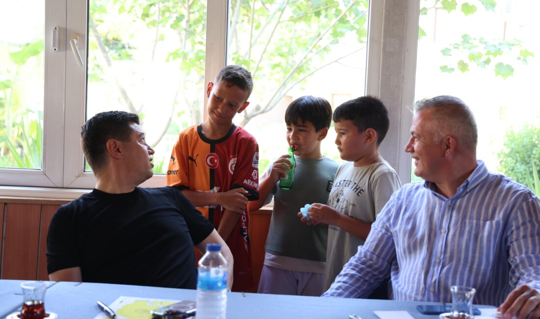 Marmaris Belediye Başkanı Acar Ünlü, halkla iç içe olma anlayışıyla