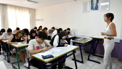 Antalya Muratpaşa Belediyesi’nin üniversiteye ücretsiz hazırlık hizmeti sunduğu Muratpaşa Gençlik