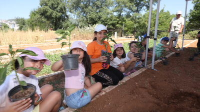 Muğla’da Minik Eller Umut Ekiyor Muğla Büyükşehir Belediyesi, “Topraktan Sofraya: Minik Eller İşbaşında” projesiyle çocukları