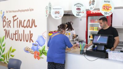 Konak’ın ülkeye örnek sosyal belediyecilik hizmeti ‘Mutluluk Kahveleri’nin ilkinin açılışının
