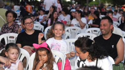 Osmangazi Belediyesi, yaz akşamlarını çocuklar için renkli birer şenliğe dönüştürüyor.