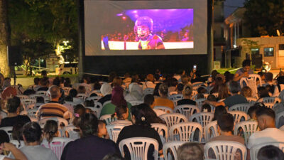 Osmangazi Belediyesi’nin vatandaşların keyifli yaz akşamları geçirebilmesi için açık havada
