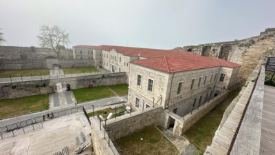 SİNOP CEZAEVİ’NDE SABAHATTİN ALİ’NİN HÜCRESİ BÜYÜK İLGİ GÖRÜYOR Küp Prodüksiyon’un dijital teknolojik çalışmalarını üstlendiği Sinop Tarihi Cezaevi Müzesi‘nde, Sabahattin Ali‘nin olduğu bölüm