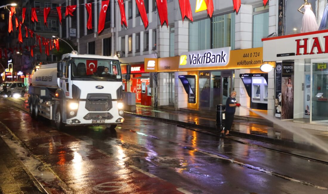 Yalova Belediyesi Temizlik İşleri Müdürlüğü’ne bağlı ekipler, kent merkezinin en