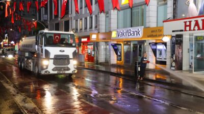 Yalova’da Merkez Caddelere Kapsamlı Temizlik Çalışması Yalova Belediyesi Temizlik İşleri Müdürlüğü’ne bağlı ekipler, kent merkezinin en