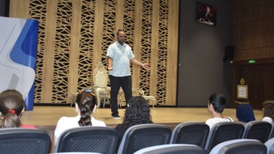 Karacabey Belediyesi, kültür ve sanata verdiği desteği tiyatro eğitimleriyle sürdürüyor.