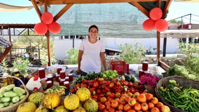 Urla Belediyesi, yerel üreticileri doğrudan tüketiciyle buluşturan Uzunkuyu Üretici Pazarı’nı
