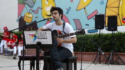 Kadıköy Belediyesi Gençlik Sanat Merkezi‘nde 5-21 Ağustos tarihleri arasında gençlere