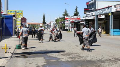 Etimesgut Belediyesi, ilçe genelindeki cadde ve sokaklarda yürüttüğü kapsamlı temizlik