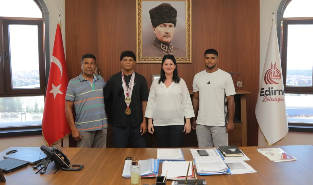 64.Kırkpınar Yağlı Güreşleri’nin ardından Edirne Belediyesi adına Er Meydanı’nda mücadele