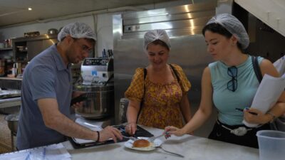Ayvalık Belediyesi’nin girişimleriyle, kente özgü lezzetlerin korunması ve standartlara uygun