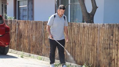 Yalova’da Yabani Otlar İlaçlanarak Kurutuluyor Yalova Belediyesi Temizlik İşleri Müdürlüğü’ne bağlı Park ve Bahçeler Birimi