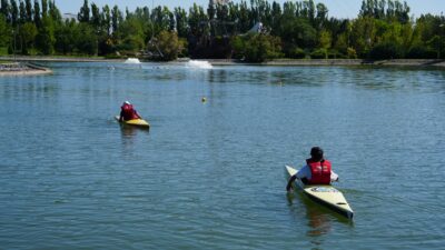 Eskişehir’de Yaz Okulunda Su Sporlarına Yoğun İlgi Eskişehir Büyükşehir Belediyesi’nin düzenlediği Çocuk Yaz Spor Okulu kapsamında Sazova’daki