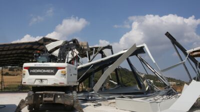 Nilüfer Belediyesi ekipleri, Yolçatı Mahallesi’nde imara aykırı olduğunu tespit ettiği