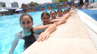 Çukurova Belediyesi‘nin her yaz çocuklara yönelik olarak açtığı yüzme kursları