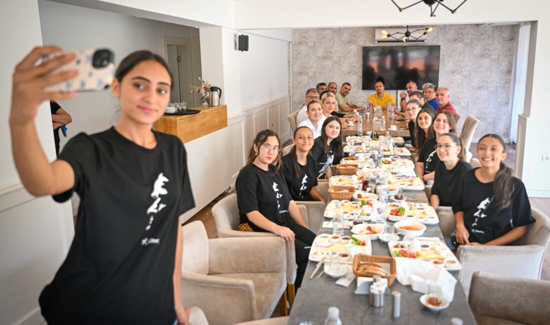 Bornova Belediyespor Küçük Kızlar Voleybol Takımı, İzmir Gelişim Ligi’nde oynadığı