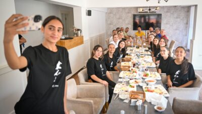 Bornova Belediyespor Küçük Kızlar Voleybol Takımı, İzmir Gelişim Ligi’nde oynadığı