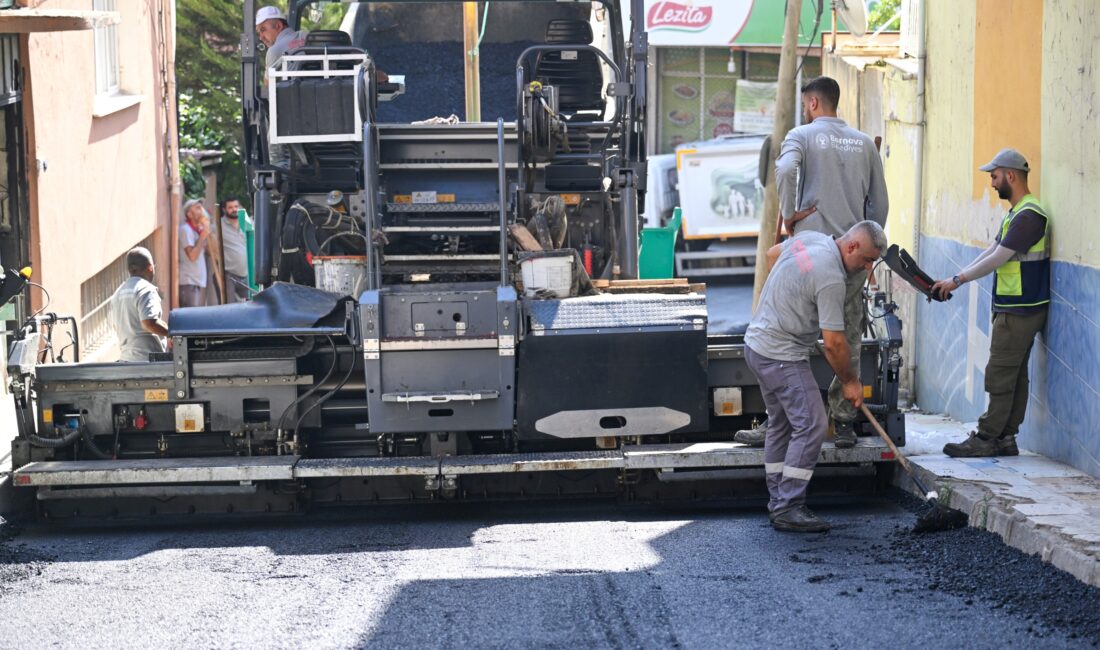Bornova Belediyesi’nin Çamkule Mahallesi’ndeki asfalt çalışmalarında kullanılan iş makinelerine kimliği