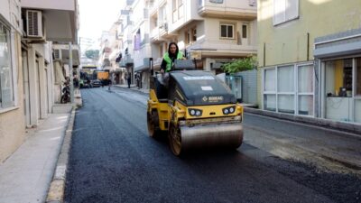 Balçova Belediyesi ilçede başlattığı asfalt ve temizlik atağını sürdürürken özellikle