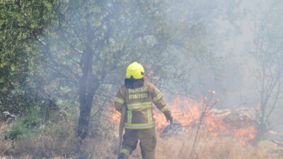 Balıkesir Büyükşehir İtfaiyesi’nden Ege bölge yangınlarına güçlü destek Balıkesir İtfaiyesi bölgedeki yangınları söndürmek için seferber oldu.