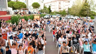Çiğli Belediyesi‘nin yaz boyunca sürdürdüğü kültürel etkinlikler, mahalle sakinlerini sanatla