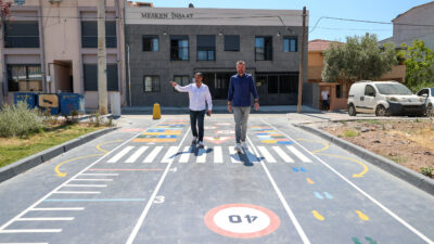 Buca Belediye Başkanı Görkem Duman, mahalle ziyaretleri sırasında ihtiyaçları belirliyor;