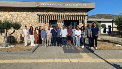 Efes Tarlası Yaşam Köyü’nde Şeftali Üreticilerine Eğitim Efes Tarlası Yaşam Köyü’nde Karaot Tohum Derneği iş birliği ile