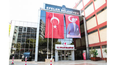 Efeler’de etkisini artıran kavurucu sıcaklar nedeniyle termometreler 40 derecenin üzerine