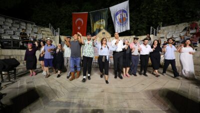 Efes Selçuk Belediye Tiyatrosu tarafından sahnelenen “İlmik İlmik” adlı tiyatro
