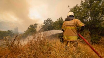 İzmir’in ateşle imtihanı İzmir Büyükşehir Belediyesi İtfaiyesi günlerdir alevlere karşı amansız bir mücadele