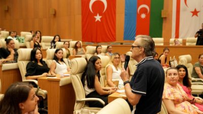 Çukurova Belediyesi, bünyesindeki Gülen Yüzler Semt Kreşleri’nde görev yapan öğretmenlerin