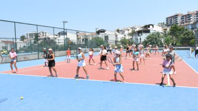 Kuşadası Belediyesi’nin yaz spor kursları kapsamında 7-13 yaş aralığındaki çocuklara