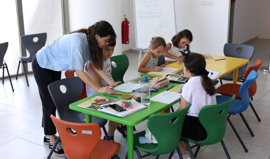 Karabağlar Belediyesi, yaz tatilinde çocuklara yönelik bilim atölyeleri, sanat etkinlikleri, robotik kodlama, uçuş simülasyonu ve ebeveyn-çocuk