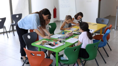 Karabağlar Belediyesi, yaz tatilinde çocuklara yönelik bilim atölyeleri, sanat etkinlikleri, robotik kodlama, uçuş simülasyonu ve ebeveyn-çocuk