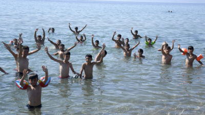 NUSAYBİNLİ ÇOCUKLAR KUŞADASI’NDA İLK KEZ DENİZLE BULUŞTU Kuşadası Belediyesi, bu yıl 8’inci kez Mardin Nusaybin Çocuk Gelişim