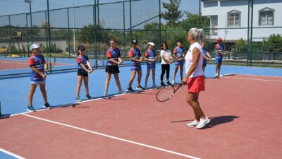 Kuşadası Belediyesi, çocuk ve gençlerin yaz tatilini verimli geçirmesi amacıyla