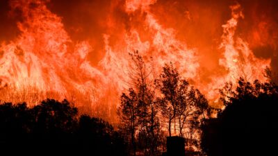 İzmir’in Ateş Savaşçıları.. İzmir Büyükşehir Belediyesi’nin itfaiye ekipleri, yangınlara karşı amansız bir mücadele