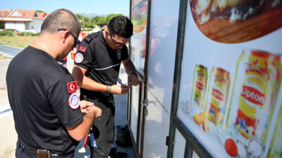 Kuşadası Belediyesi, yüksek turizm sezonuyla beraber kent genelindeki plajlarda gerçekleştirdiği denetimlerini