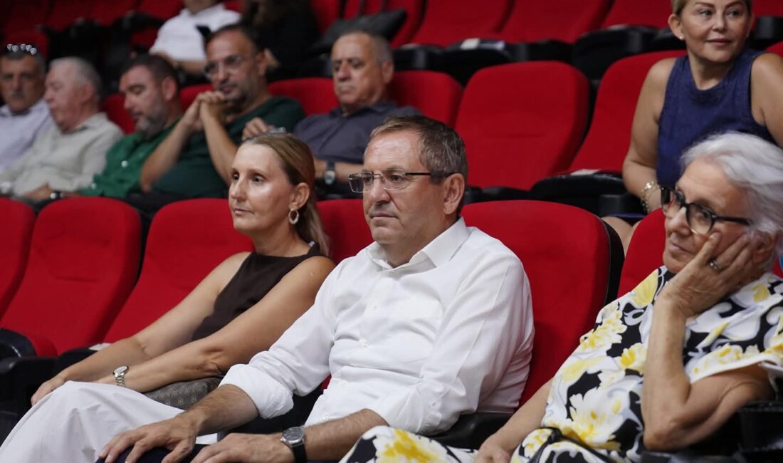 Ayvalık Belediye Başkanı Mesut Ergin, Ayvalıklı gençlerin eğitim yolculuğunda yanlarında