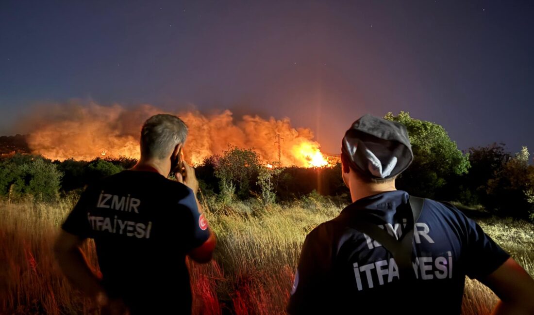 İzmir Büyükşehir Belediyesi İtfaiye Dairesi Başkanlığı ekipleri, akşam saatlerinde bir