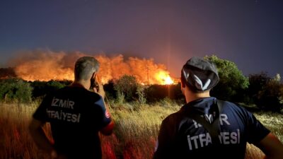 İzmir İtfaiyesi Buca’da başlayıp Gaziemir’e ulaşan yangına karşı siper oldu İzmir Büyükşehir Belediyesi İtfaiye Dairesi Başkanlığı ekipleri, akşam saatlerinde bir